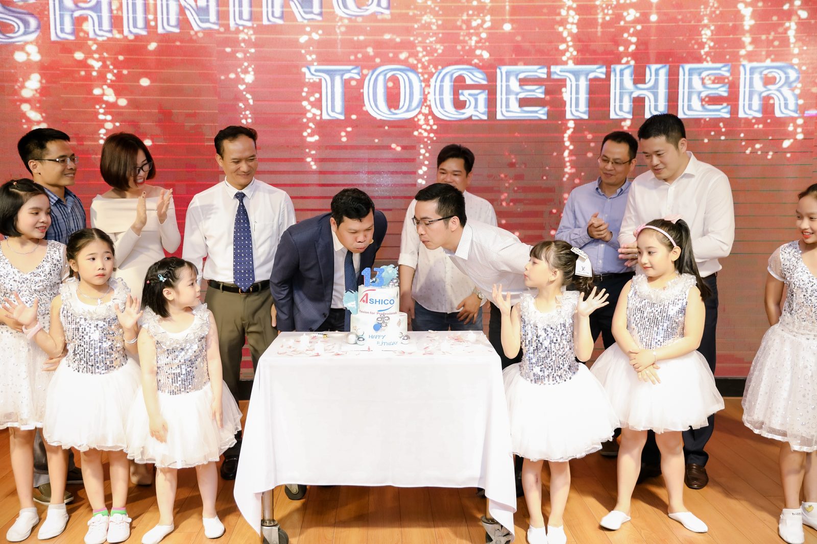 Đại diện Ban lãnh đạo, Người lao động cùng thổi nến chúc mừng Sinh nhật Công ty