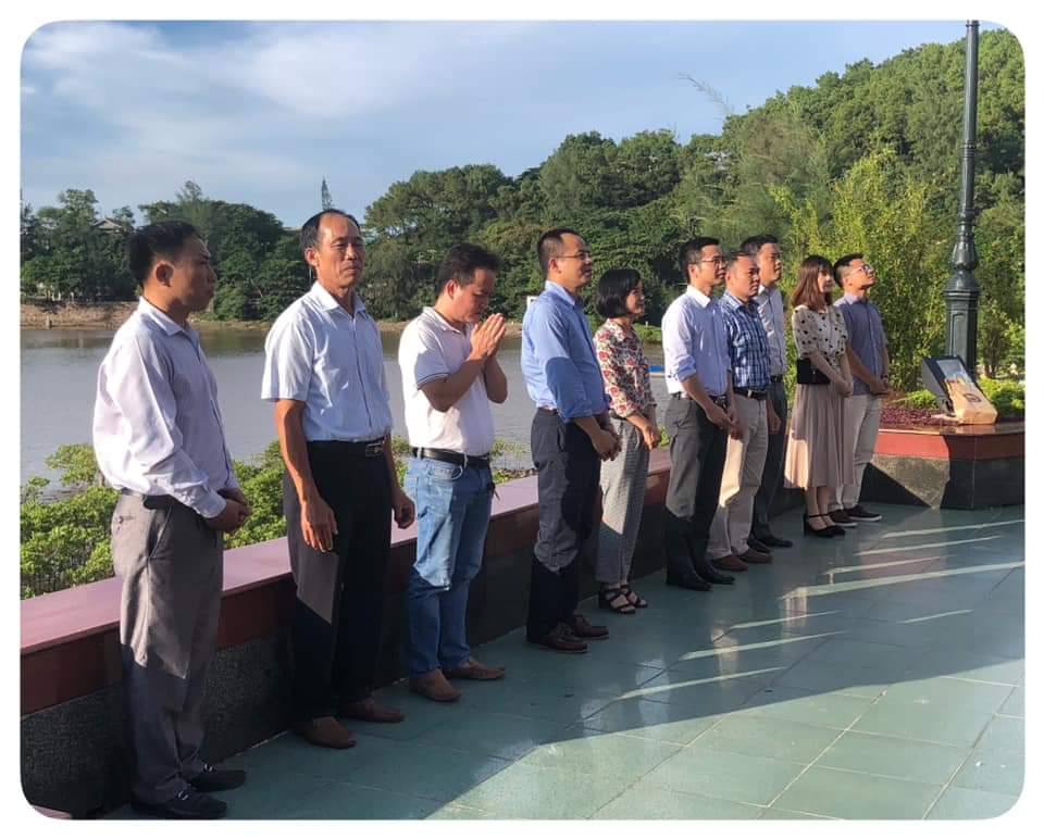 CÔNG TY ASHICO DÂNG HƯƠNG TẠI ĐÀI TƯỞNG NIỆM BẾN TÀU KHÔNG SỐ